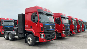 【開(kāi)門(mén)紅】玉柴物流集團(tuán)玉柴機(jī)電南寧公司喜獲50臺(tái)乘龍新能源牽引車訂單,開(kāi)啟蛇年 “開(kāi)門(mén)紅”